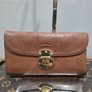 Authentic Louis Vuitton Mahina Amelia Wallet Monogram in brown leather.